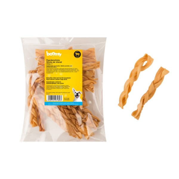 De paardensticks zijn gemaakt van gevlochten paardenhuid met een lengte van 15cm. Verpakt in een handige hersluitbare verpakking van 250g.