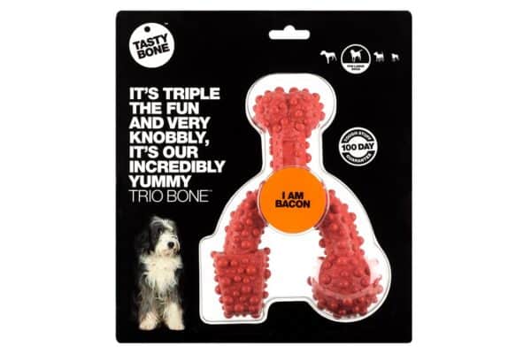 De Trio Bone is gemaakt van 100% zuiver nylon en natuurlijke aroma's. Een extreem hard bot geschikt voor uren kauwplezier! Met natuurlijke aroma van spek.