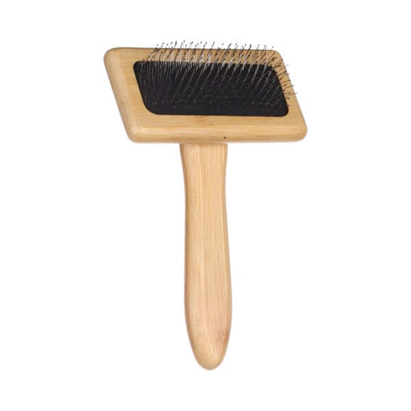 Deze borstel ontwart knopen en verwijdert efficiënt losse haren. Hij is geschikt voor alle vachttypen. Handvat gemaakt van duurzaam bambu.